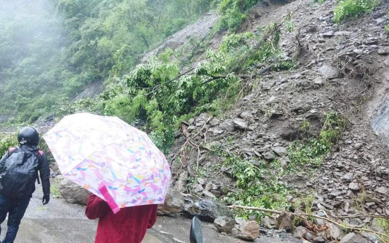 चितवनको फिस्लिङ नजिक पहिरो खसेर पृथ्वी राजमार्ग अवरुद्ध