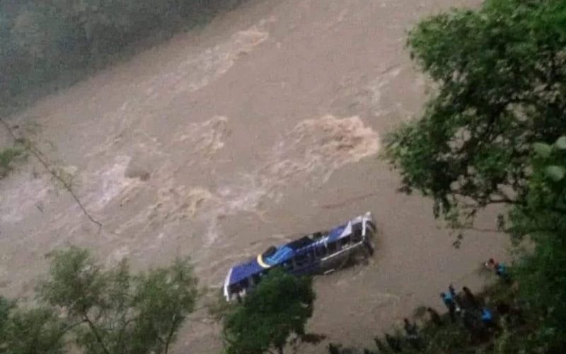 पहिरोले दुई बस बगाउँदा ६५ जना त्रिशूली नदीमा बेपत्ता