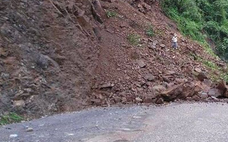 पहिरोले मुग्लिङ-काठमाडौँ सडक अवरुद्व