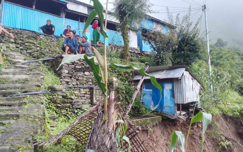 धादिङको किचेतमा पहिरोले गाउँ नै जोखिममा, स्थानीय त्रसित   