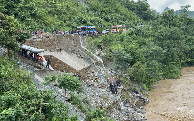चितवन पहिरो अपडेट : बेपत्ता बस भेटिएन, गोताखोर परिचालन