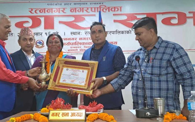 रत्ननगरका सात जना सेवा निबृत्त कर्मचारीलाई सम्मान