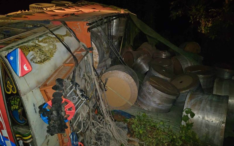 नवलपुरमा ट्रक दुर्घटनामा तीन जना घाइते