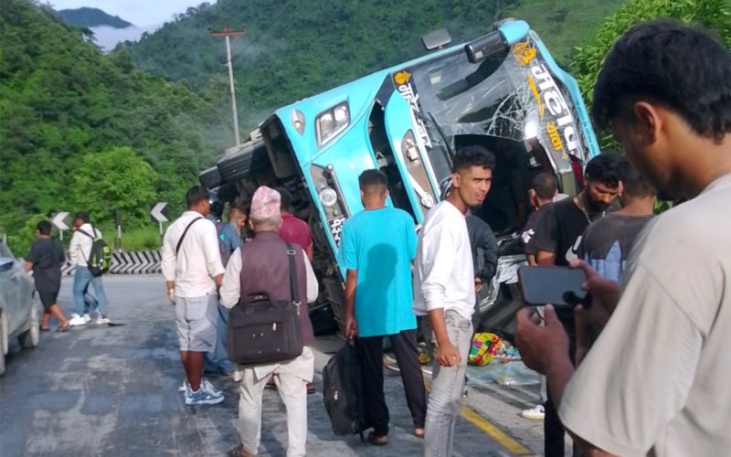 काठमाडाैं जाँदै  गरेकाे बस घुमाउने दुर्घटना हुँदा १० जना घाइते