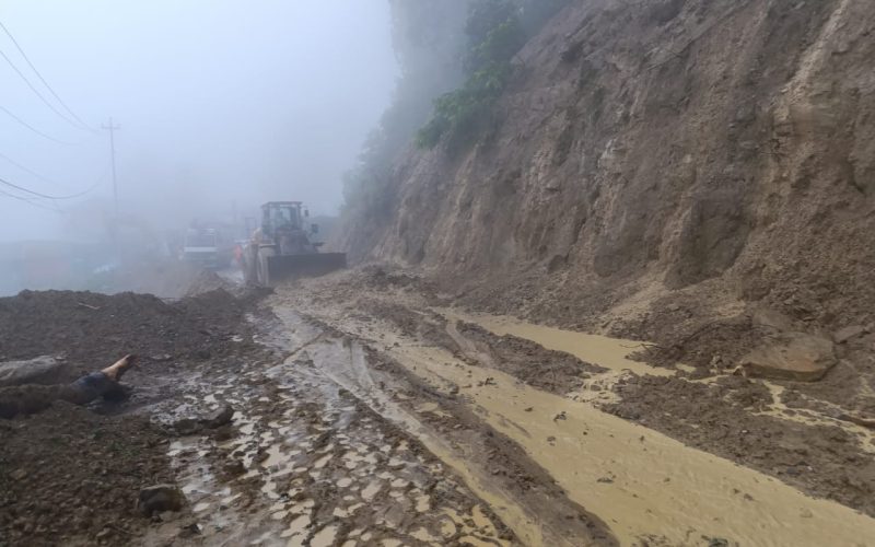 दाउन्नेमा भासिएको सडकमाथि लेदो खस्दा सडक अवरुद्ध