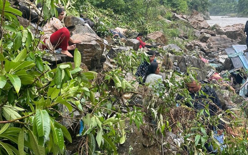 आँबुखैरेनी बस दुर्घटना : १४ जनाको शव निकालियो, १६ घाइते