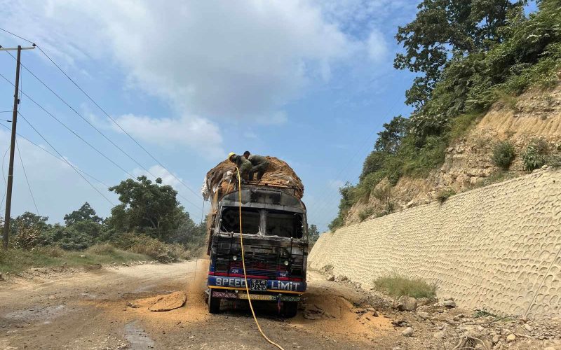 दाउन्ने जंगलमा भुस बोकेको ट्रकमा आगजनी