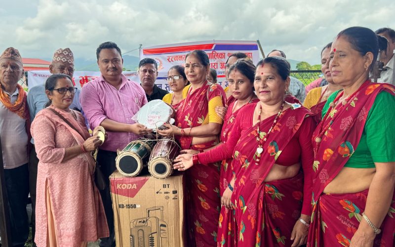 रत्ननगर १५ का भजन र आमा समुहलाई बाध्यवादन सामग्री