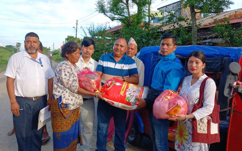 रत्ननगर वडा नं ९ का बाढी पीडितलाई राहत वितरण
