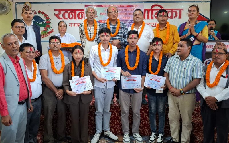विद्यार्थीलाई पुरस्कर र विद्यालयलाई सम्मान