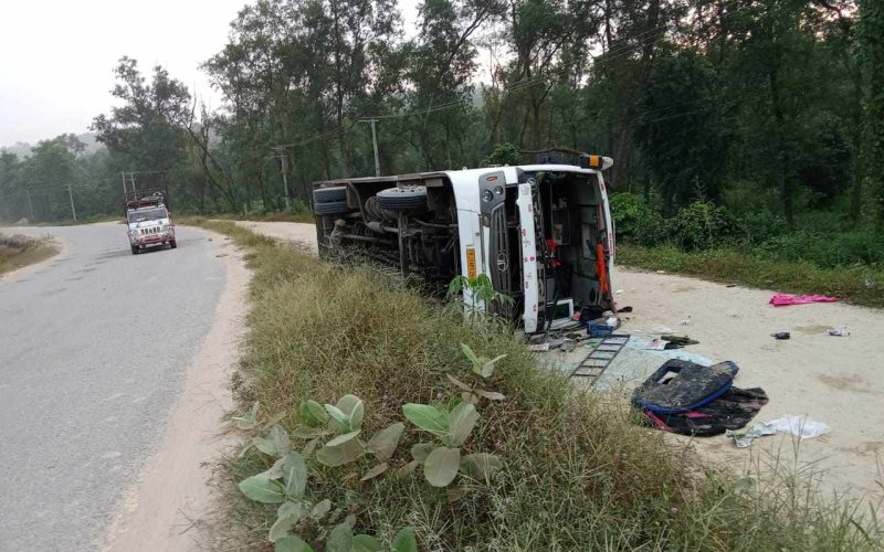 नवलपुरमा बस पल्टिँदा २३ जना घाइते