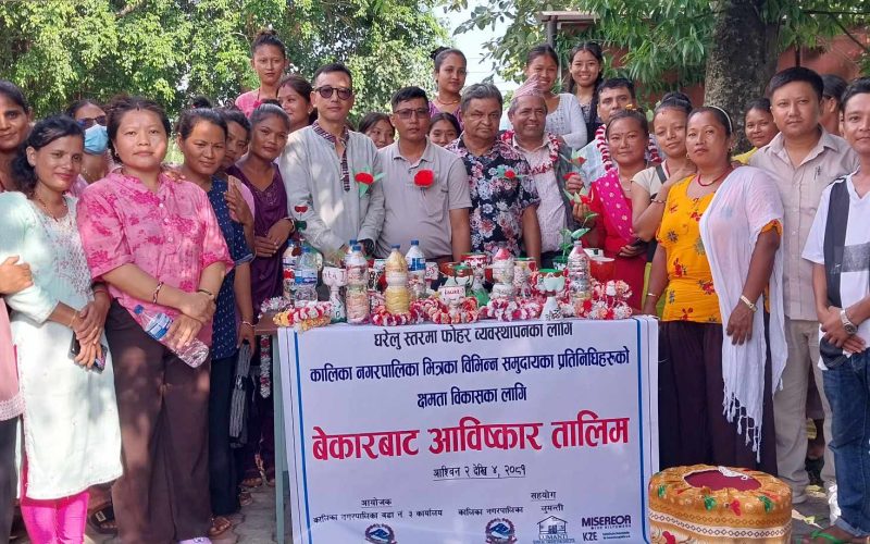 कालिकाका सुकुमबासी समुदायले बनाए फाेहाेरबाट सजावटका सामग्री
