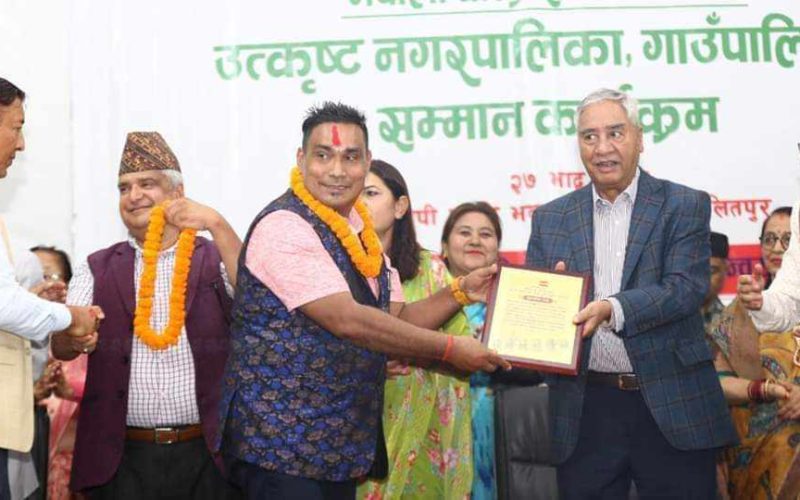सुशासनमा उत्कृष्ट रत्ननगरका मेयर सापकोटा सम्मानित