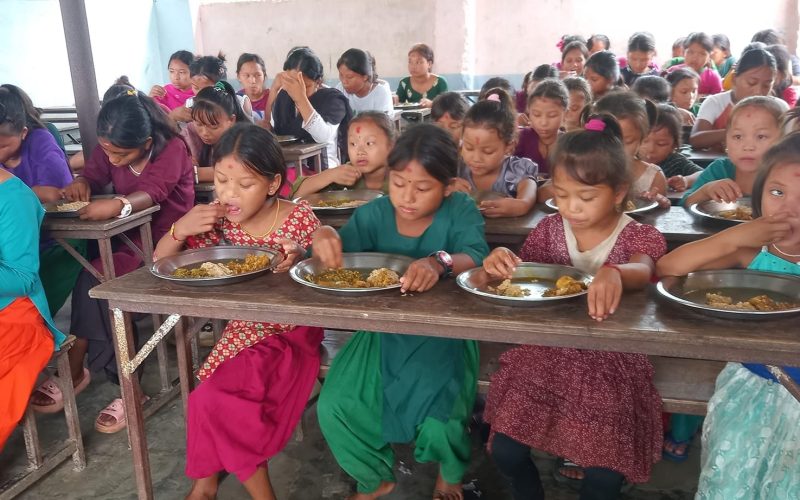 चेपाङ बालबालिकासंग प्रेस युनियनको दर