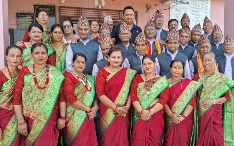 रत्ननगर १५ द्वारा नेपाली राष्ट्रिय पोषाक वितरण