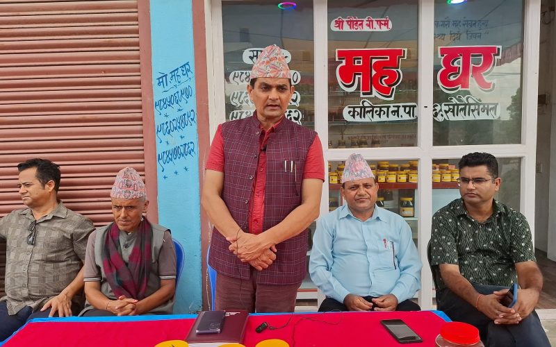 कालिकाका मेयर रेग्मीले गरे मह घरको उद्घाटन