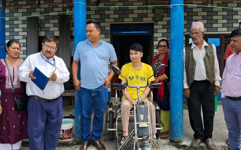 रत्ननगर-१५ माधवपुरका अपाङ्गता भएका घलानले पाए ‘ईलेक्ट्रिक ह्वील चियर’