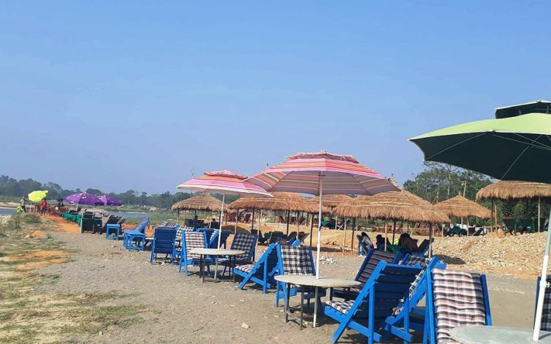 पर्यटकीय मौसमको पखाईमा सौराहाका व्यवसायी