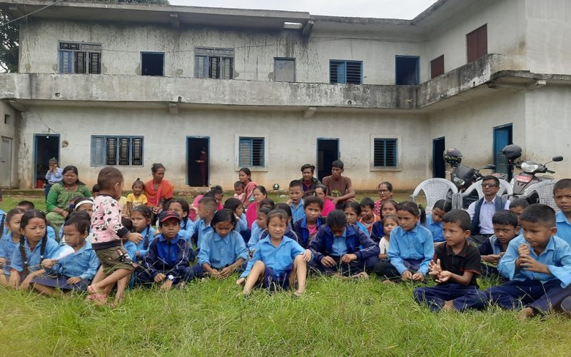 सहाराविहीन विद्यार्थी पढाइरहेका प्रअ भन्छन्, ‘बोर्ड पनि फेर्न सकिएन’