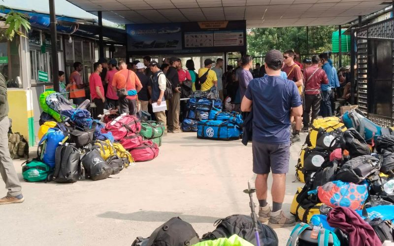 प्रतिकुल मौसमका कारण लुक्ला जाने एक हजार बढी पर्यटक मन्थलीमा रोकिए