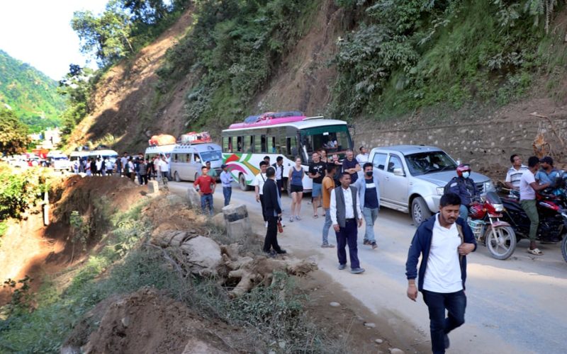 काठमाडौँंको ‘लाइफलाइन’ पृथ्वी राजमार्गको अधिकांश स्थानमा क्षति, यात्रा जोखिमपूर्ण