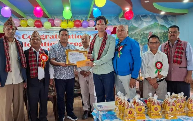 स्काइराइडराबाट कक्षा १२ मा उतीर्ण विद्यार्थीलाई पुरस्कृत