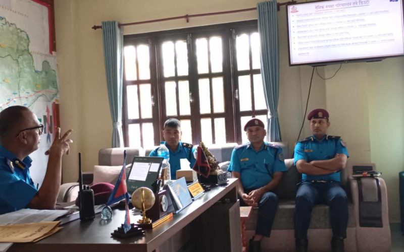 नवलपुरमा सार्वजनिक बसमा सादा पोशाकका प्रहरीले निगरानी गर्ने