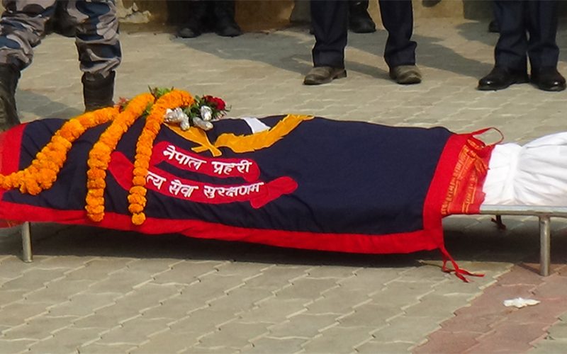आँबुखैरेनीमा माइक्रोको ठक्करबाट प्रहरी हवल्दारको मृत्यु