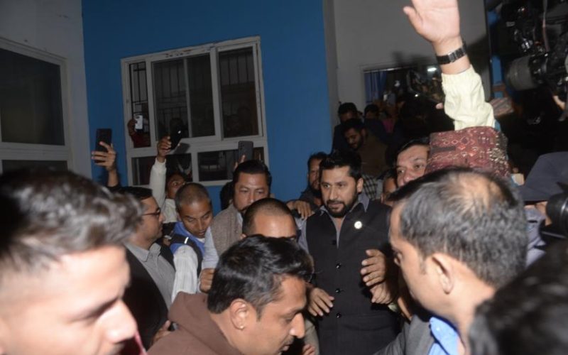 पक्राउ परेका रास्वपा सभापति रविलाई बिहान पौने ३ बजे पोखरा पुर्‍याइयो