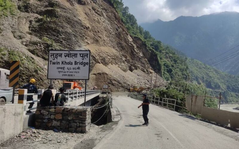 तीन मेसिनद्वारा तुइन खोलाको पहिरो पन्छाउने काम बिहानैदेखि सुरु
