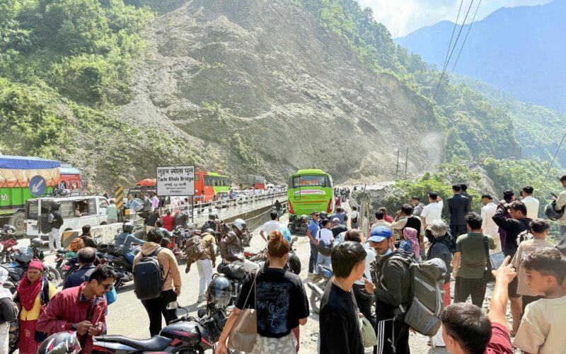 तुइन खोलामा गएको पहिरो हटाउन अझै तीन घण्टा लाग्ने
