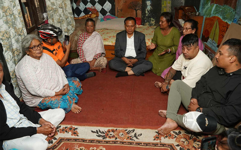 जेनजी आन्दोलनका मृतक परिवारलाई मन्त्री घिसिङले भेटे