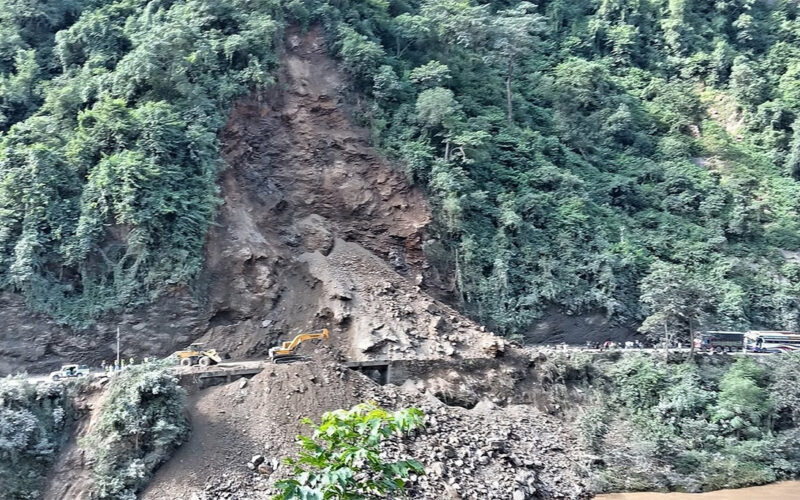 ज्वाङखोला र तिङराङखानीमा पहिरोका कारण पृथ्वीराजमार्गमा यातायात अवरुद्ध