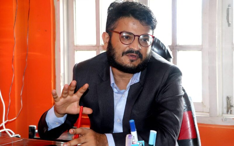 राजसंस्थाको पक्षमा खुले डा.मुकुल ढकाल