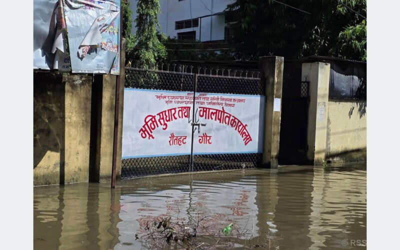 बाढीका कारण गौरमा रहेका सरकारी कार्यालय डुबानमा