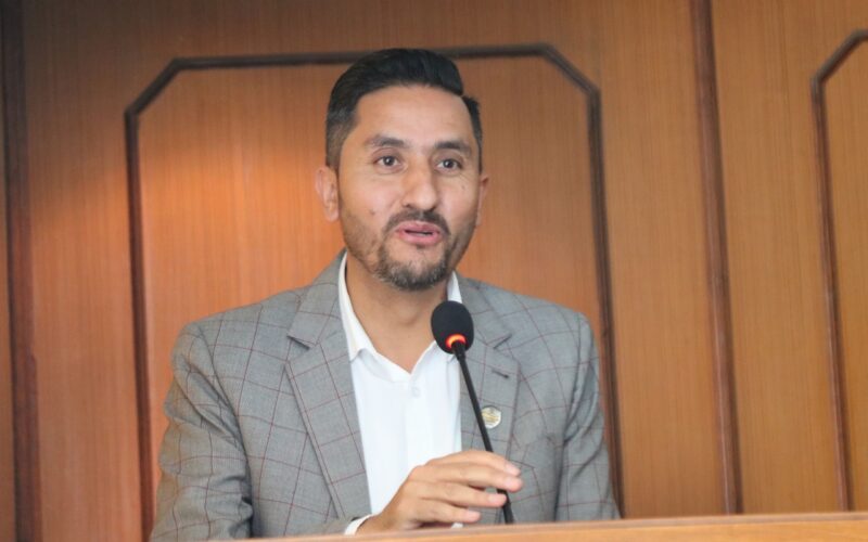 सामाजिक सञ्जालमा आतङ्क मच्चिएको छः सञ्चारमन्त्री खरेल