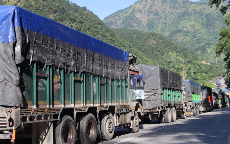निरन्तर वर्षा र तुईन खोलामा लगातार ढुंगा खस्न थालेपछि नारायणघाट–मुग्लिन सडक खण्ड पूर्णरुपमा बन्द