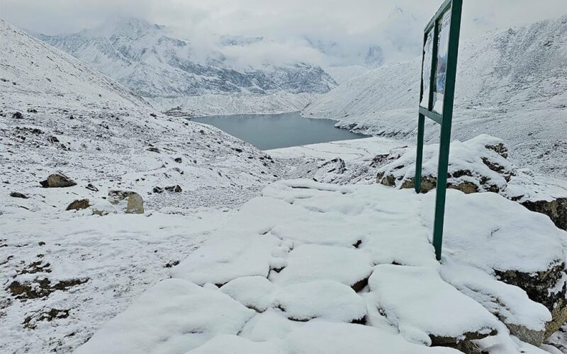 खुम्बुमा असोजमै हिमपात, स्थानीय भन्छन्ः असामान्य