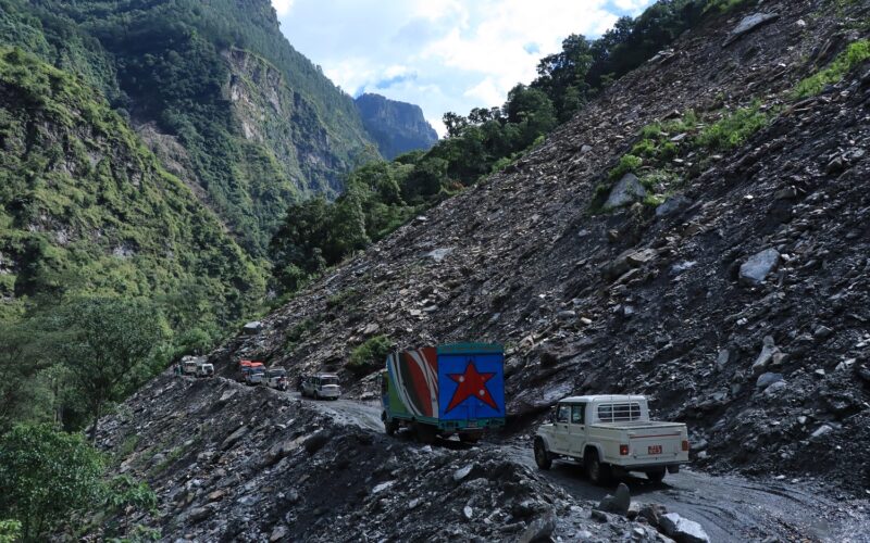 पहिराले बेनी–जोमसोम सडकमा यातायात सेवा प्रभावित