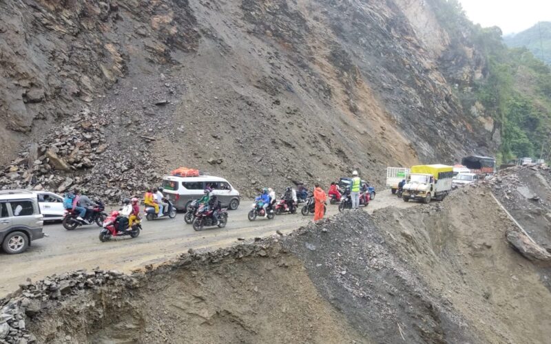 नारायणघाट–मुग्लिन सडक खण्ड खुलाईयो, पोखरातर्फ जाने अत्यावश्यक सवारीलाई मात्रै छाडियो