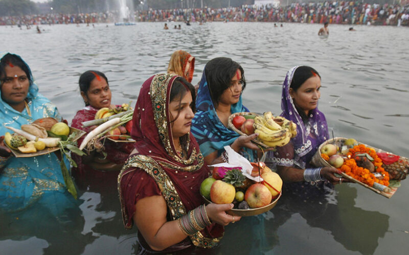 छठ पर्वको मुख्य दिनः अस्ताउँदो सूर्यलाई विधिपूर्वक अघ्र्य दिइँदै