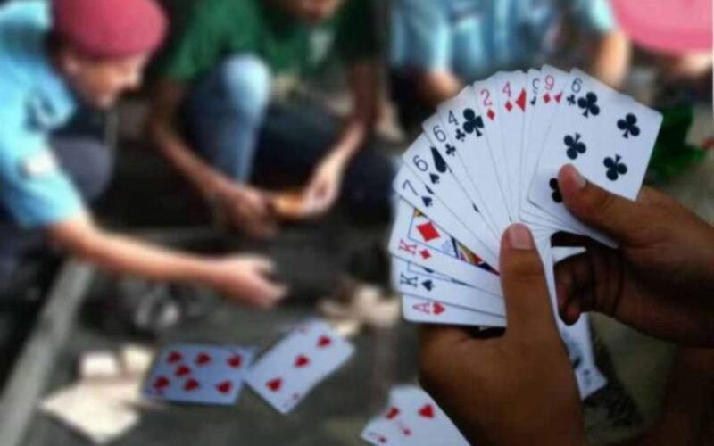 जुवातास खेलिरहेका ११ जना ५८ हजार ९४० रुपैयाँ सहित पक्राउ