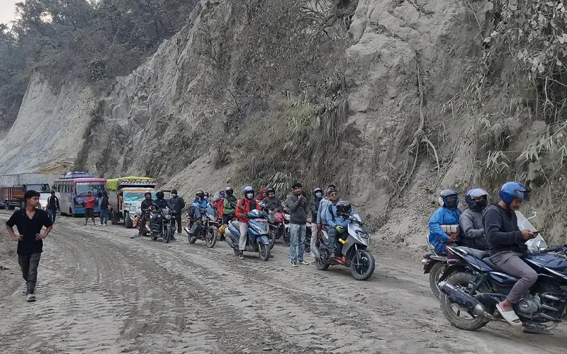 बेमौसमी वर्षा दाउन्नेमा सडक अवरुद्ध