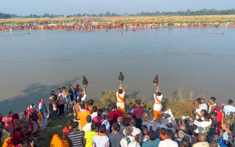 कमला नदीमा स्नान गर्ने भक्तजनको घुइँचो