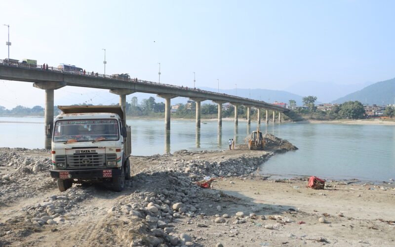 नारायणी नदीमा ‘सिग्नेचर पुल’ निर्माणको काम सुरु,कसरी गर्दैछ निर्माण कम्पनीले काम ?