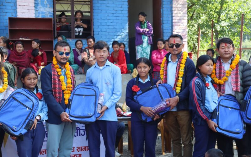 इच्छाकामनाको देवीभञ्ज्याङ विद्यालयमा जेसीज र एक्सपर्टको झोला वितरण