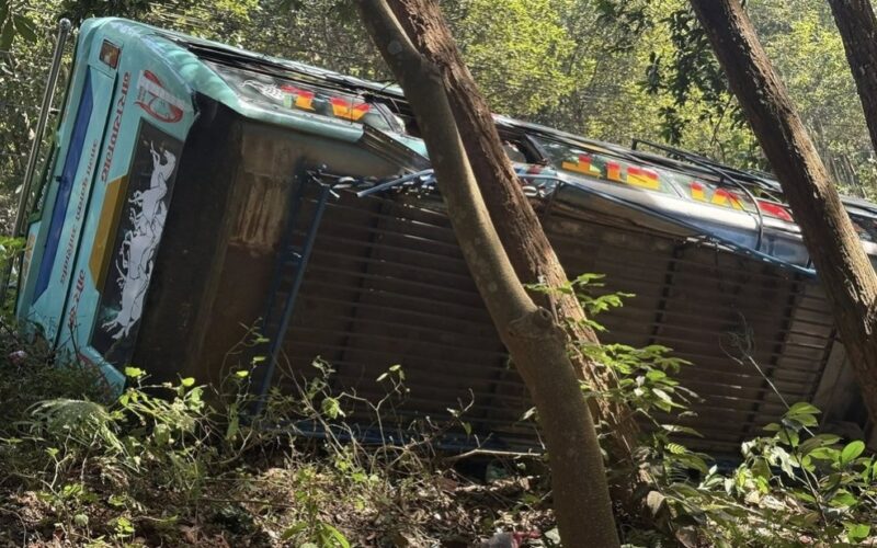 गोरखाबाट चितवन आउँदै गरेको बस दुर्घटनाः २१ यात्रु घाइते
