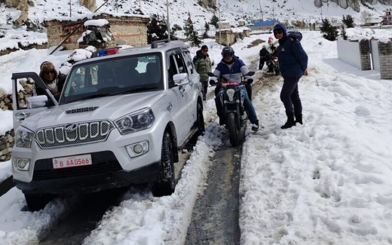 हिमपातपछि तिलिचो र थोराङ्लाको बाटो खुलाउने प्रयास