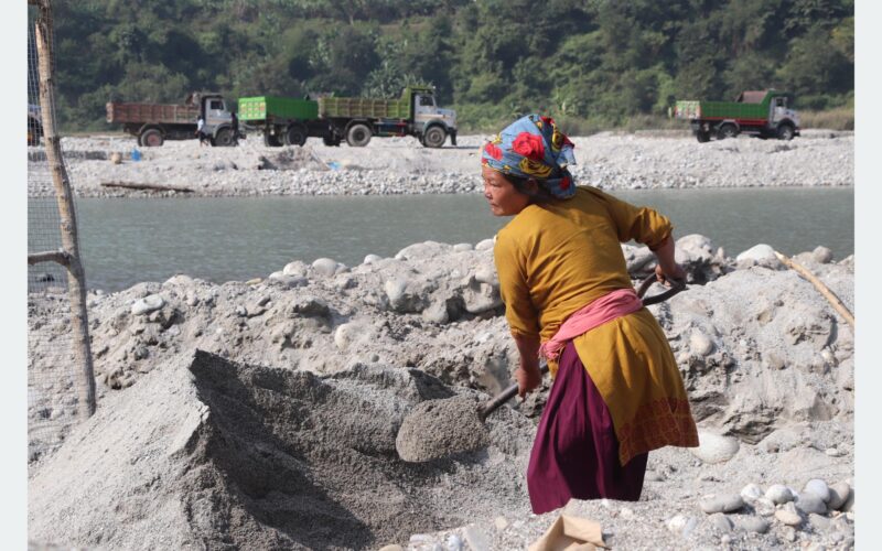 त्रिशूलीको किनारमा बालुवा चाल्नेहरू