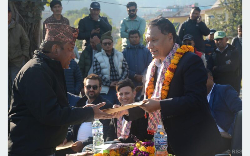 तीन मन्त्रालयको जिम्मा सम्हाल्नुभएका घिसिङलाई ज्ञापनपत्र